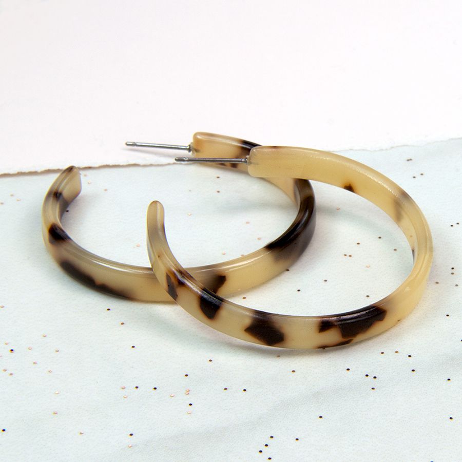 Acrylic lightweight hoop earrings in a dark and taupe mix finish.